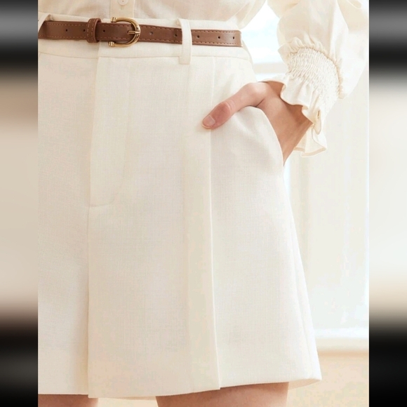 WOVEN WOMEN'S SLANT POCKET SEAM FRONT SHORTS - Picture 2 of 4